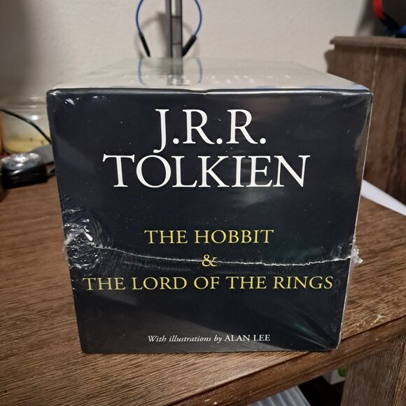 The Hobbit & the Lord of the Rings Boxed Set: Illustrated Edition J.R.R. Tolkien - Picture 3 of 5